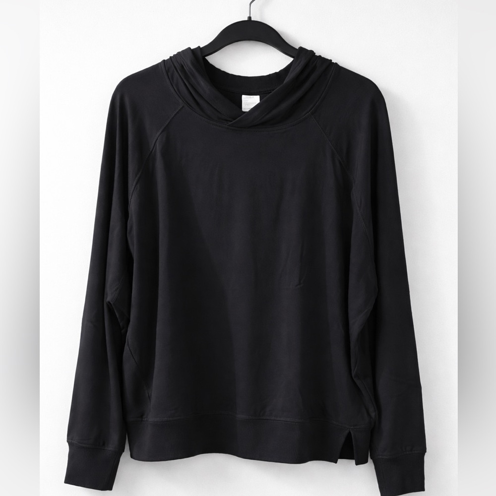 NWT all in motion Plus hooded light pull over.